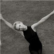 Maestra di danza classica, stretching e preparazione fisica. Diplomata in Russia, corso di alta qualificazione Accademia Vaganova